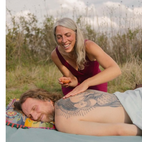 ein Mann der eine Ölanwendung genießt